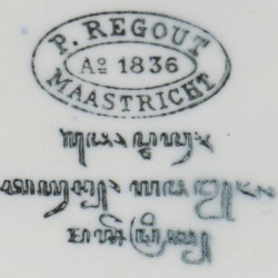 Een (3) delig 'Petrus Regout' aardewerk kaststel, decor 'Japansch' (1885-1900).