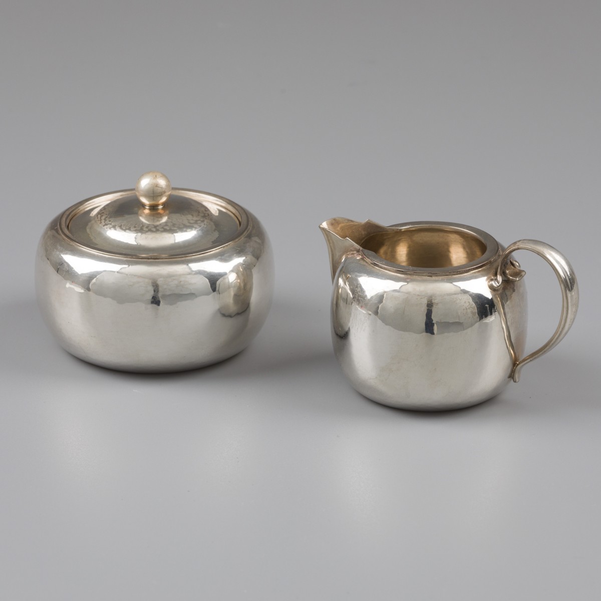 Georg Jensen suiker & melk set (2), Art Deco model 847A, Kopenhagen ca. 1930, zilver. Ontworpen door Harald Nielsen.