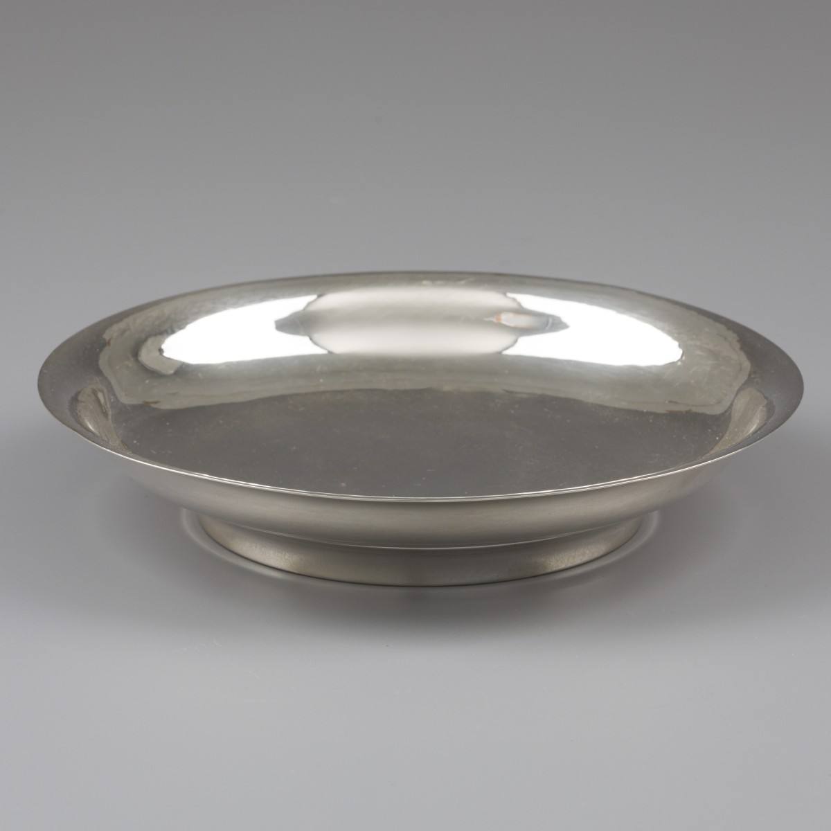 Georg Jensen druivenschaal, Art Deco model 697, Kopenhagen ca. 1925-1930, zilver. Ontworpen door Johan Rohde.