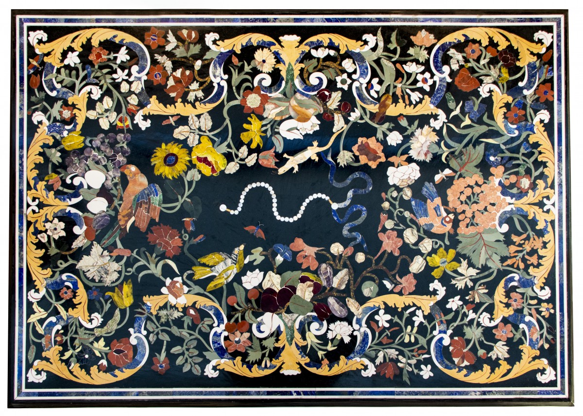 Een rechthoekig Italiaans pietra dura tafelblad met vogels tussen bloesemtakken, 20e eeuw.