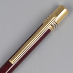 Must de Cartier Trinity balpen verguld, bordeauxrood Laque-de-Chine in marmerpatroon.