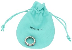 Jean Schlumberger voor Tiffany & Co. 'Sixteen Stone' platina ring bezet met ca. 0.57 ct. diamant en ca. 0.65 ct. natuurlijk robijn