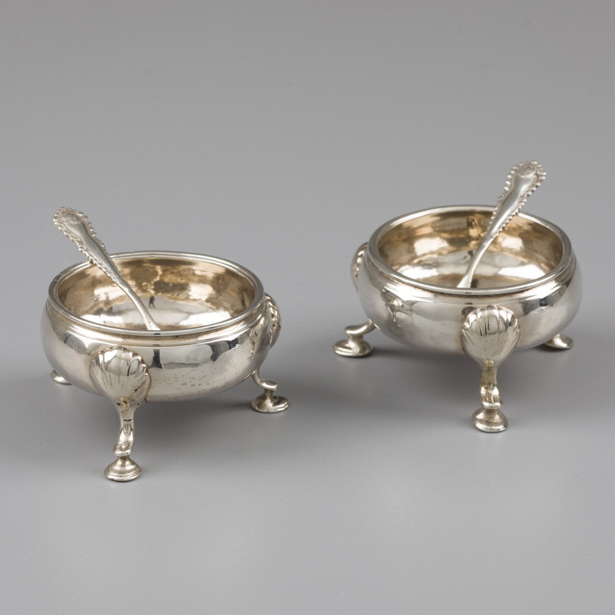 'Georgian silver' zoutkelders (2), David Mowden, Londen 1765-1766, zilver.