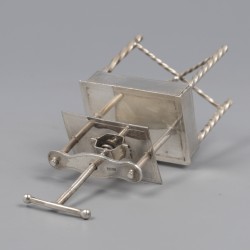 Miniatuur linnenpers, B. Verhoogt (1921-1949), Hoorn ca. 1930, zilver.