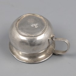 Miniatuur kamer pot / pispot, Arnoldus van Geffen (1728-1769), Amsterdam 1766, zilver.