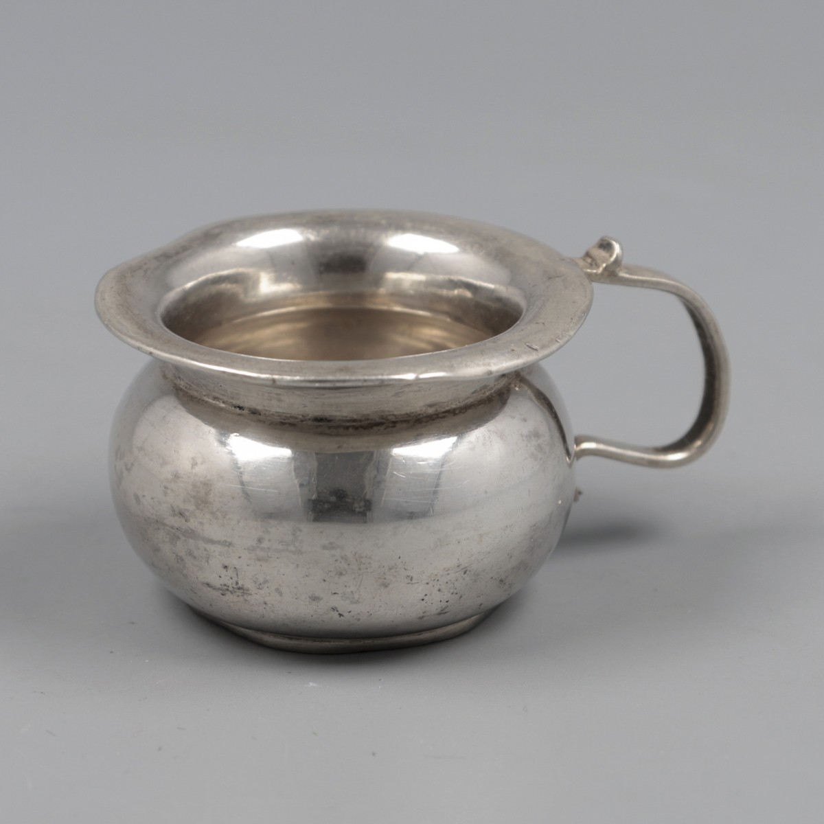 Miniatuur kamer pot / pispot, Arnoldus van Geffen (1728-1769), Amsterdam 1766, zilver.