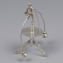 Miniatuur rouletteman / tombola, J. Postmus (1899-1955), Amsterdam ca. 1910, zilver.