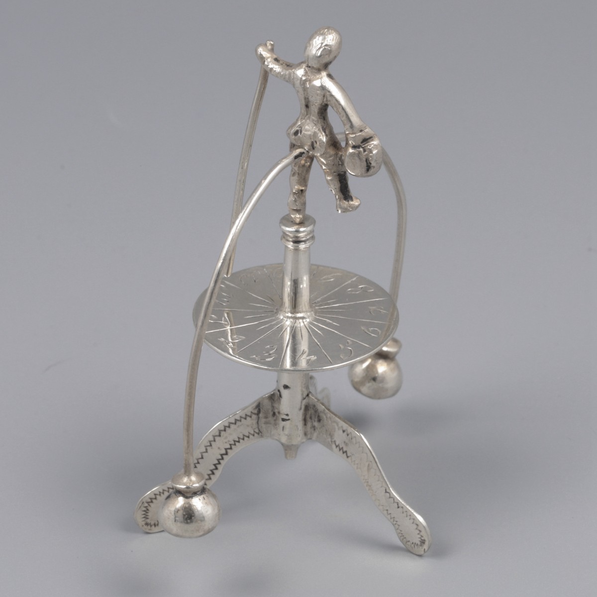 Miniatuur rouletteman / tombola, J. Postmus (1899-1955), Amsterdam ca. 1910, zilver.