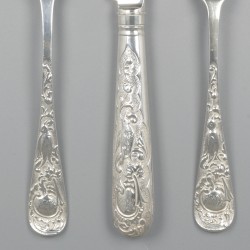 Doopset (5), Slater, Aldwinckle & Holland / W. Gibson & J. Lawrence Langman / W. Comyns & Sons, Londen 1891/1895, zilver.