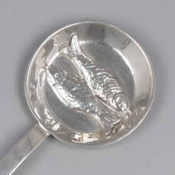 Miniatuur braadpan met vissen, Pieter van Somerwil I (1706-1753), Amsterdam 1734, zilver.