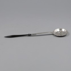 Miniatuur braadpan met vissen, Pieter van Somerwil I (1706-1753), Amsterdam 1734, zilver.