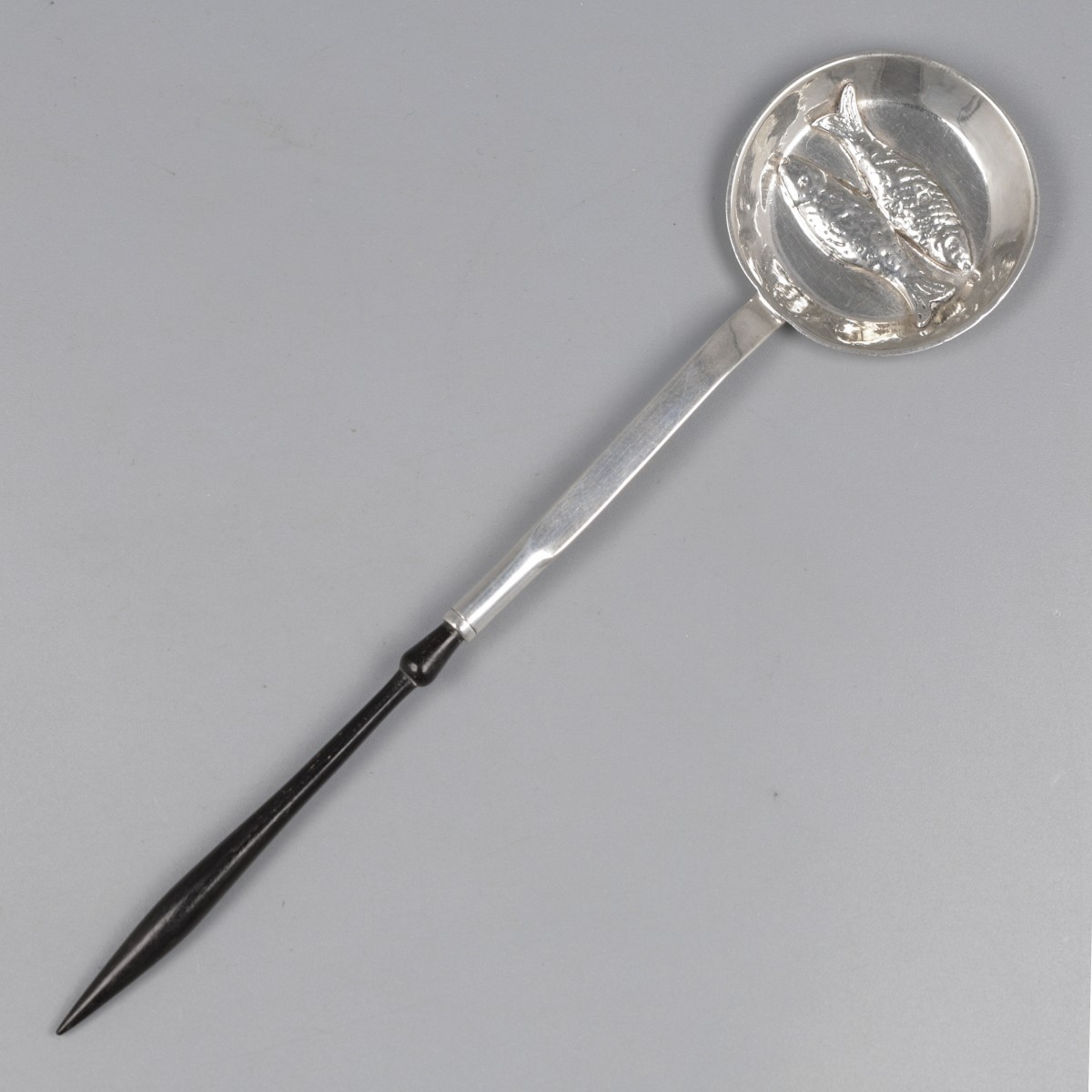 Miniatuur braadpan met vissen, Pieter van Somerwil I (1706-1753), Amsterdam 1734, zilver.