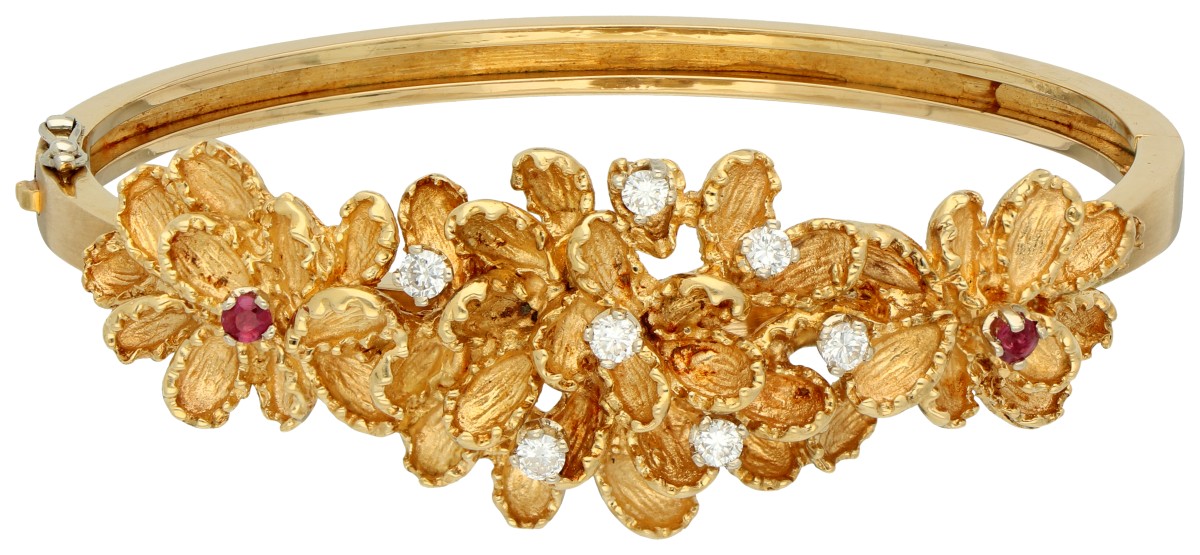 18K geelgouden bangle armband bezet met ca. 0.42 ct. diamant en natuurlijk robijn