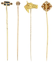 Set van 14K en 18K geelgouden das/ revers spelden bezet met diamanten, synthetisch saffier en een gecultiveerde parel