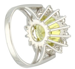 18K witgouden entourage ring bezet met diamant en synthetisch saffier