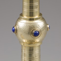 Monstrans met diamant, synthetische robijn en lapis lazuli, P. Vroemen, Heerlen / Sittard 1941, zilver. 