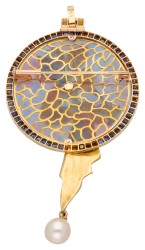 18K geelgouden Art Nouveau hanger/broche bezet met emaille, saffier, diamant en een parel
