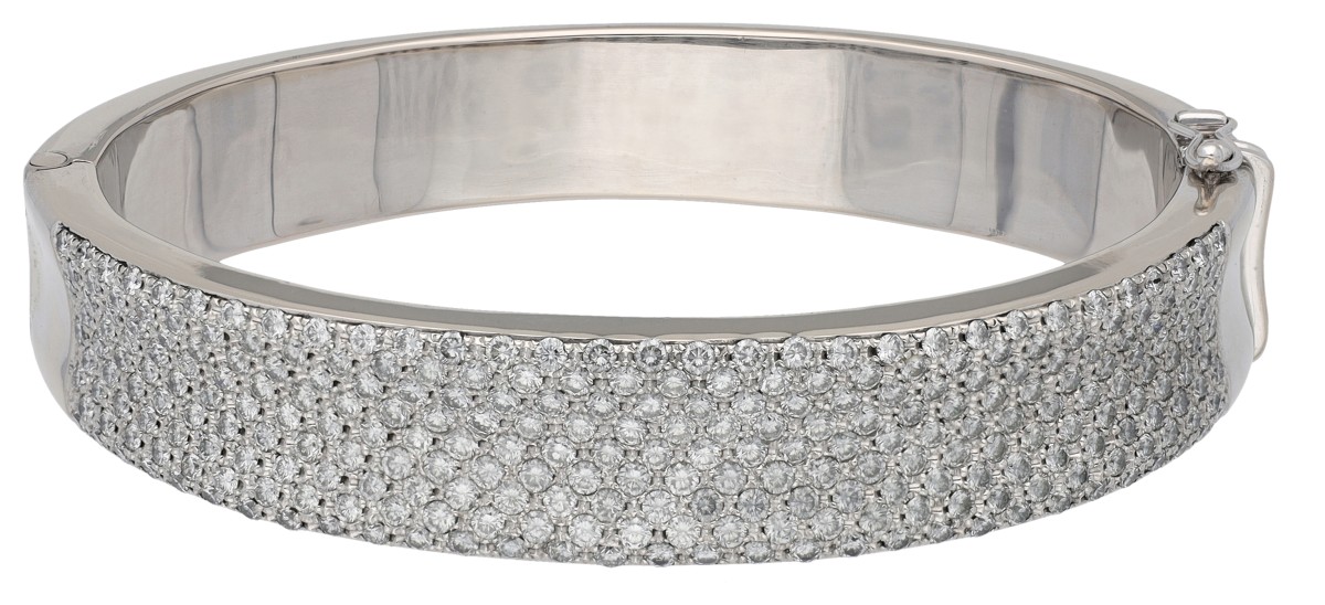 18K witgouden bangle armband bezet met ca. 2.75 ct. diamanten