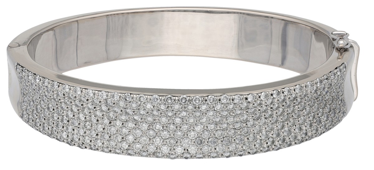 18K witgouden bangle armband bezet met ca. 2.75 ct. diamanten.