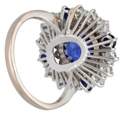 18K witgouden entourage ring bezet met ca. 1.48 ct. diamanten en synthetische saffieren.