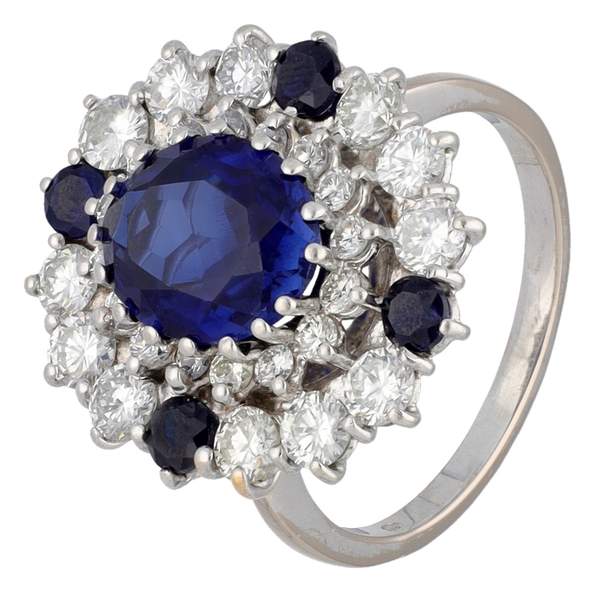 18K witgouden entourage ring bezet met ca. 1.48 ct. diamanten en synthetische saffieren.