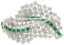 18K witgouden broche bezet met ca. 5.25 ct. diamant en ca. 5.10 ct. natuurlijk smaragd