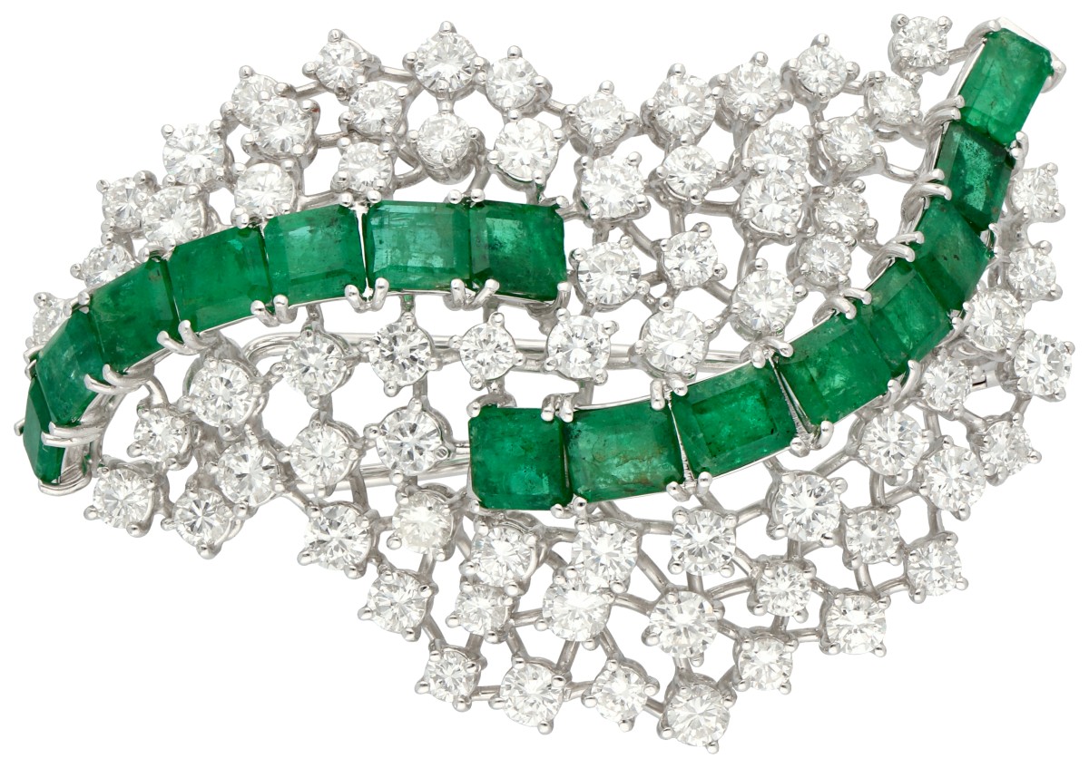 18K witgouden broche bezet met ca. 5.25 ct. diamant en ca. 5.10 ct. natuurlijk smaragd