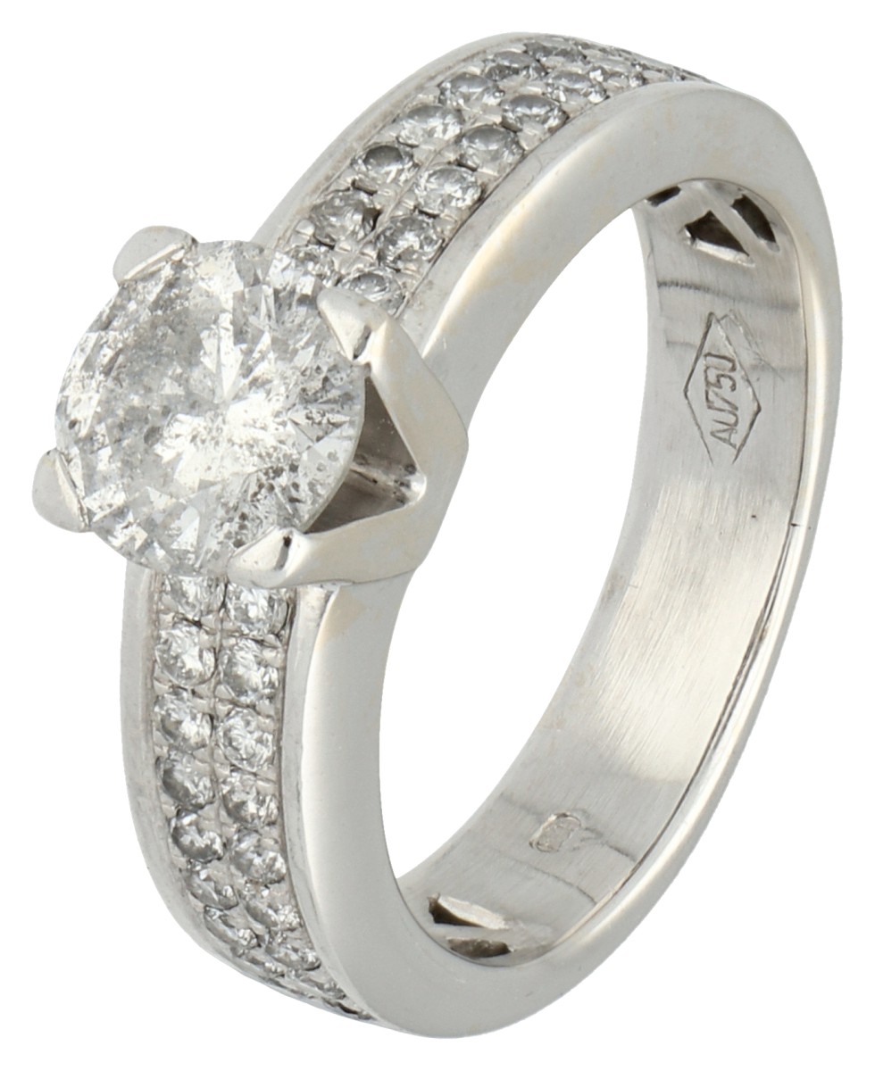 18K witgouden shoulder ring bezet met ca. 1.51 ct. diamant