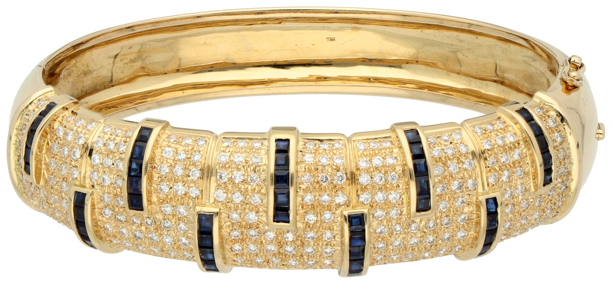 18K geelgouden bangle armband bezet met ca. 2.20 ct. diamant en synthetisch saffier