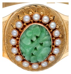 14K geelgouden bangle armband bezet met gesneden jade en gecultiveerde parels. 