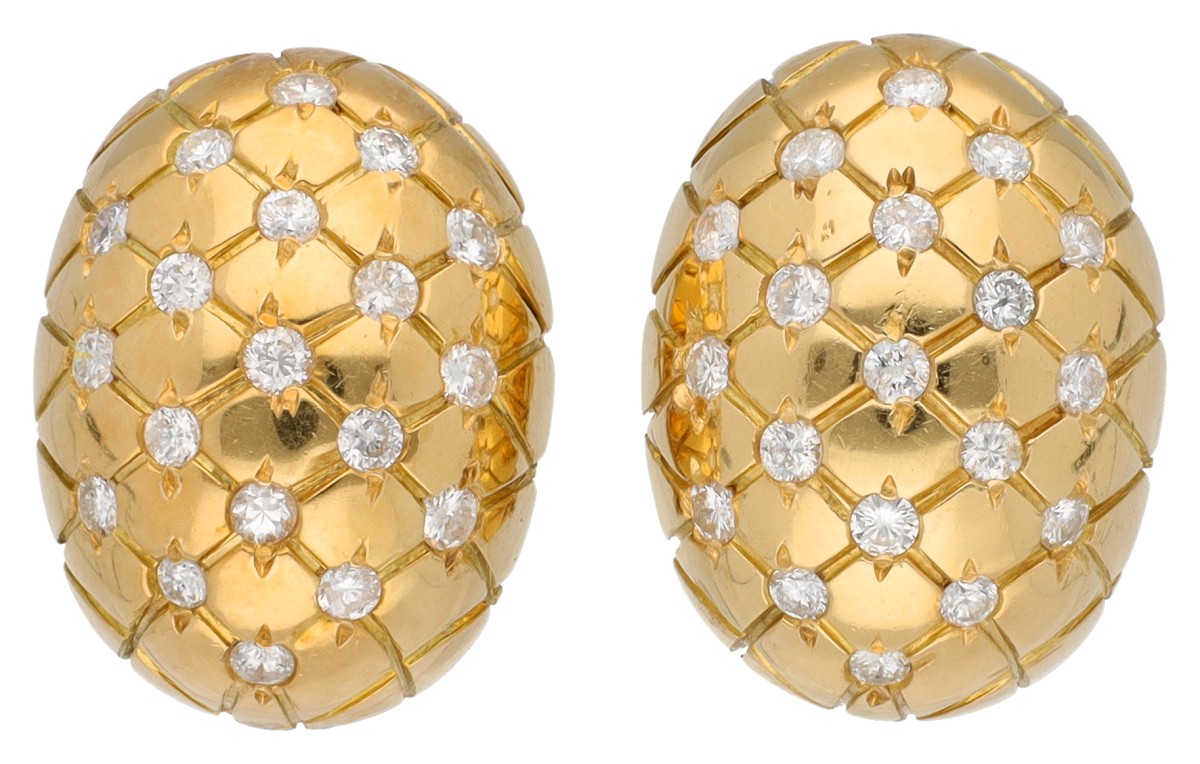 18K geelgouden oorbellen bezet met ca. 1.14 ct. diamant