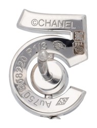 Chanel 18K witgouden Eternal N°5 oorbellen bezet met ca. 0.67 ct. diamant. 