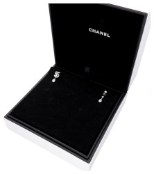 Chanel 18K witgouden Eternal N°5 oorbellen bezet met ca. 0.67 ct. diamant
