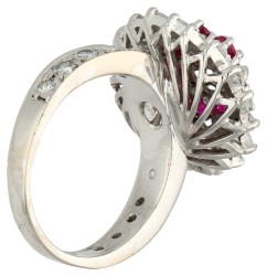 18K witgouden ring bezet met ca. 2.42 ct. diamant en synthetisch robijn