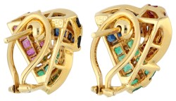 18K geelgouden oorbellen bezet met ca. 0.18 ct. diamant, saffier, smaragd en robijn