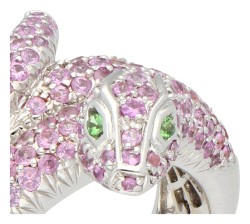 18K witgouden ring bezet met ca. 2.26 ct. roze saffier en twee groene kleursteen