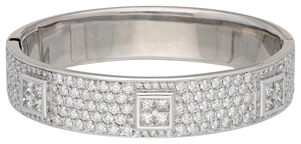 18K witgouden bangle armband bezet met ca. 7.42 ct. diamant