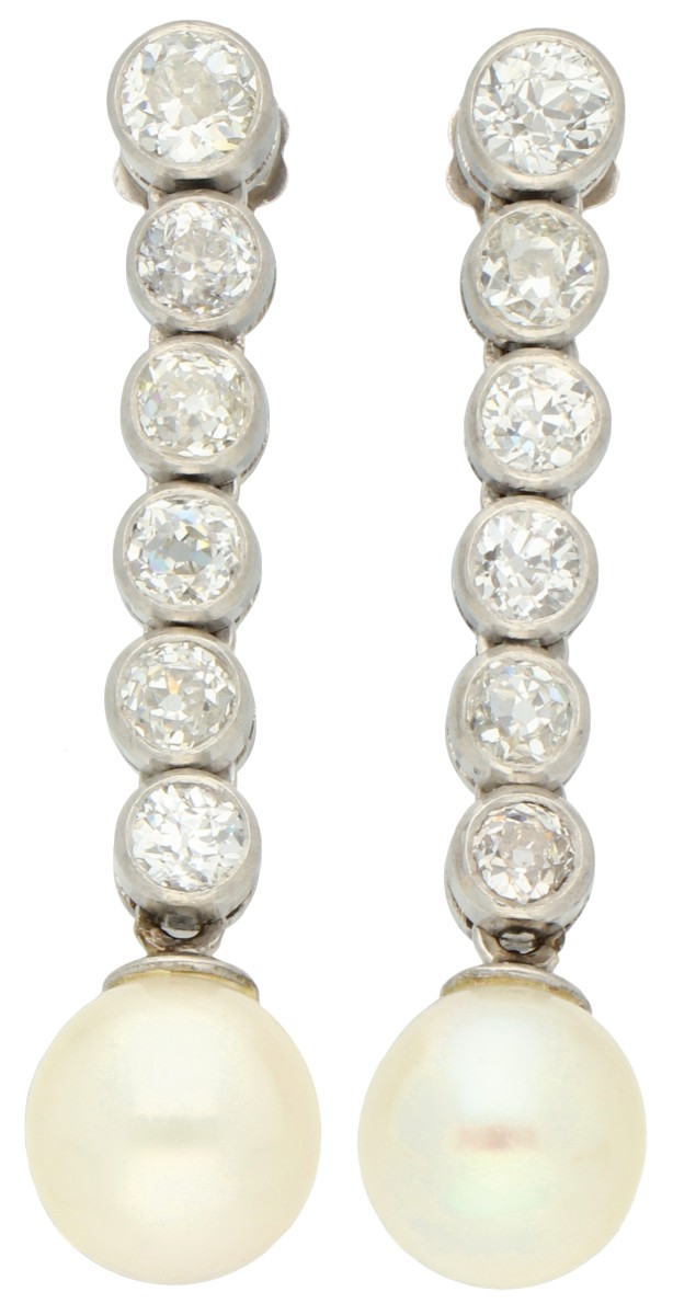  Gouden en platina oorhangers bezet met ca. 1.42 ct. diamant en cultivé parel