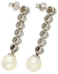  Gouden en platina oorhangers bezet met ca. 1.42 ct. diamant en cultivé parel
