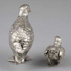Miniatuur patrijs met jong (2), Duitsland / Nederland 20e en 21e eeuw, zilver.