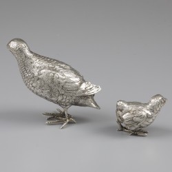 Miniatuur patrijs met jong (2), Duitsland / Nederland 20e en 21e eeuw, zilver.