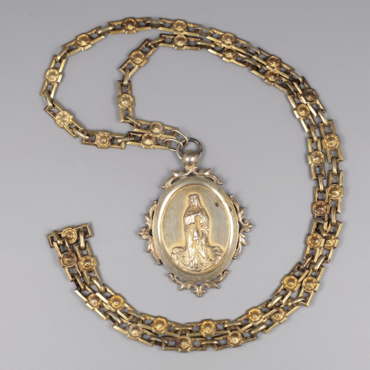 Corpus medaillon "Onze Lieve Vrouw", Europa ca. 1920-1930, zilver.