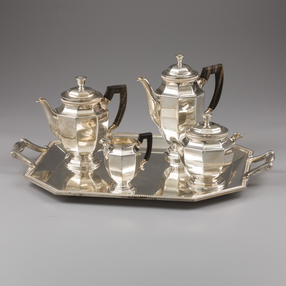 Christofle Art Deco koffie- en theeservies (5), model Colbert, Parijs ca. 1940-1950, verzilverd.