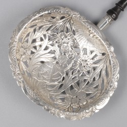 Suikerstrooilepel, Nederland ca. 1790, zilver.