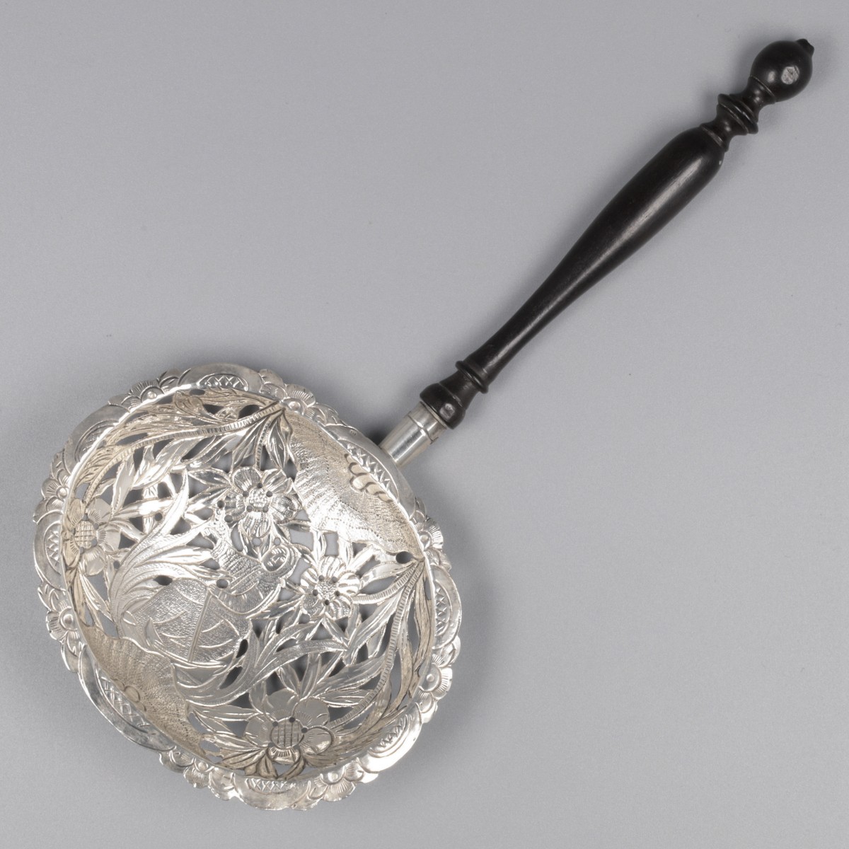 Suikerstrooilepel, Nederland ca. 1790, zilver.