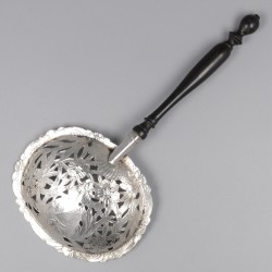 Suikerstrooilepel, Nederland ca. 1790, zilver.