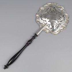 Suikerstrooilepel, Nederland ca. 1790, zilver.