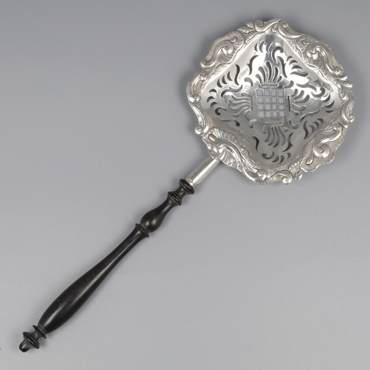 Suikerstrooilepel, Nederland ca. 1790, zilver.