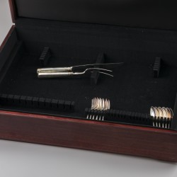 Bestekcassette Haags lofje (53), Juwelier Lyppens, Amsterdam 21e eeuw, zilver.