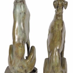 Een set van (2) bronzen hazewindhonden, 20e eeuw.